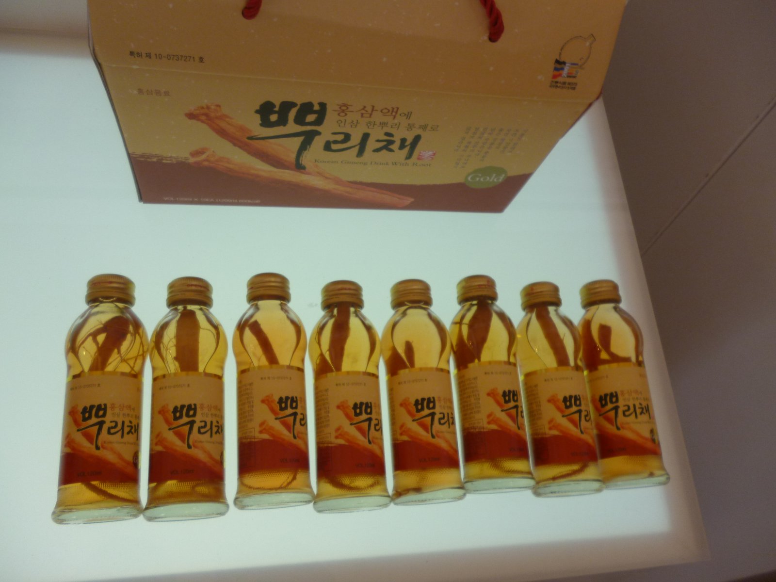 Akar ginseng Panax segar dengan kandungan air tinggi dan urat akar halus