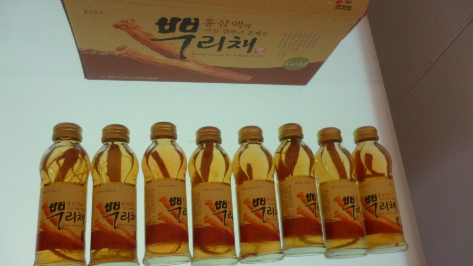 Spesimen penuh akar herba Panax ginseng asli untuk ketenangan minda dan keseimbangan emosi